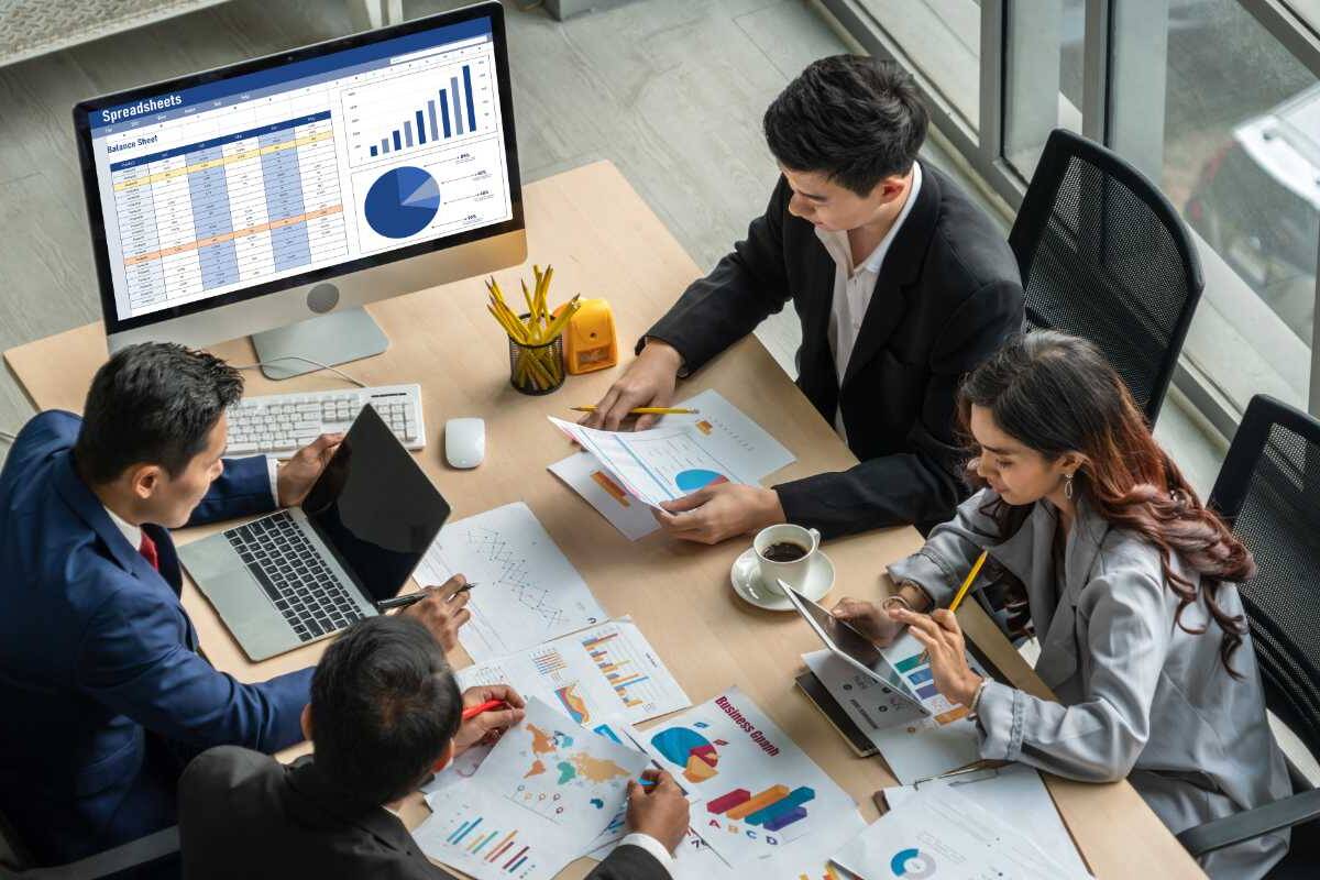 Accountants SEO - firm of financial experts at work