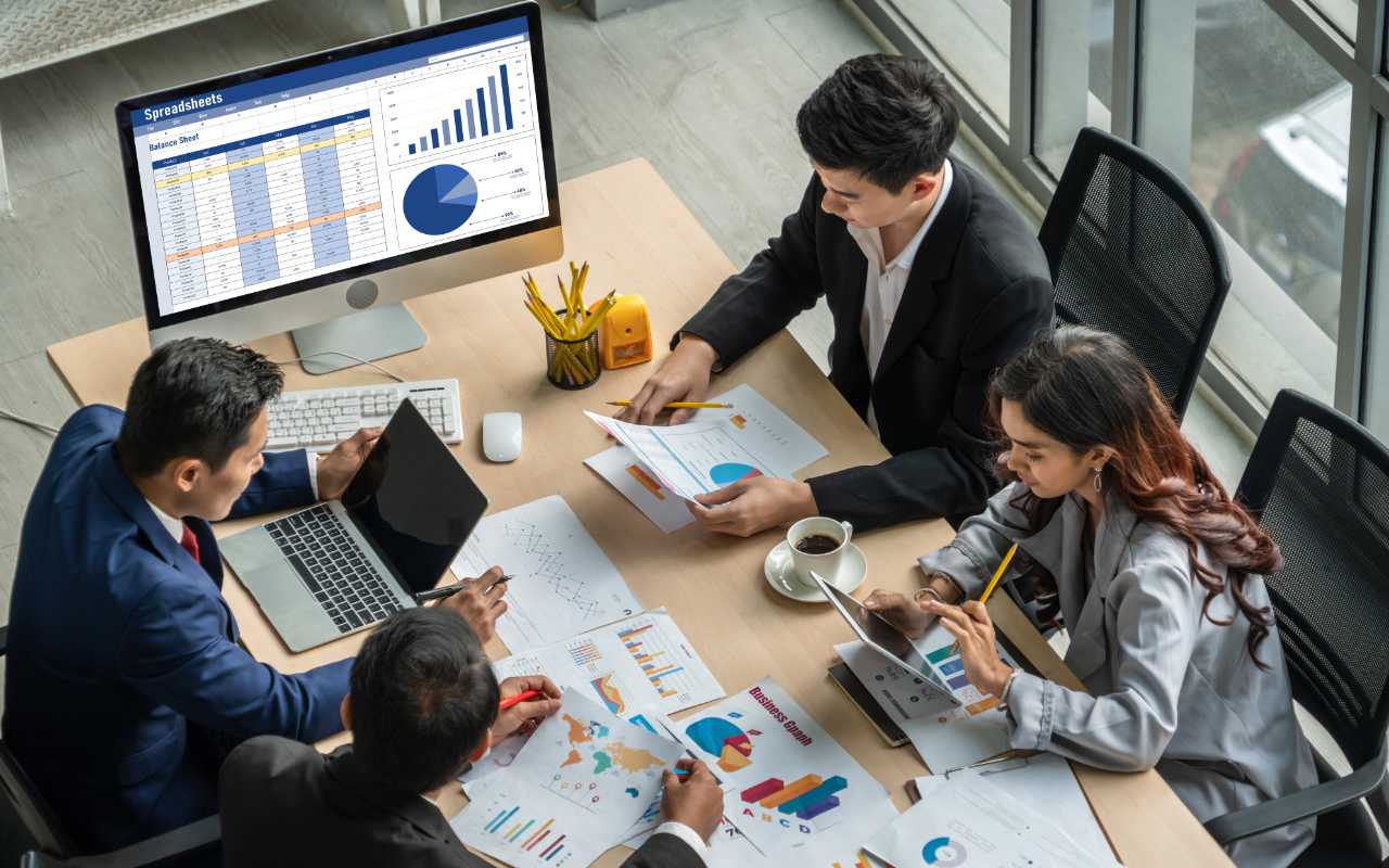 Accountants SEO - firm of financial experts at work
