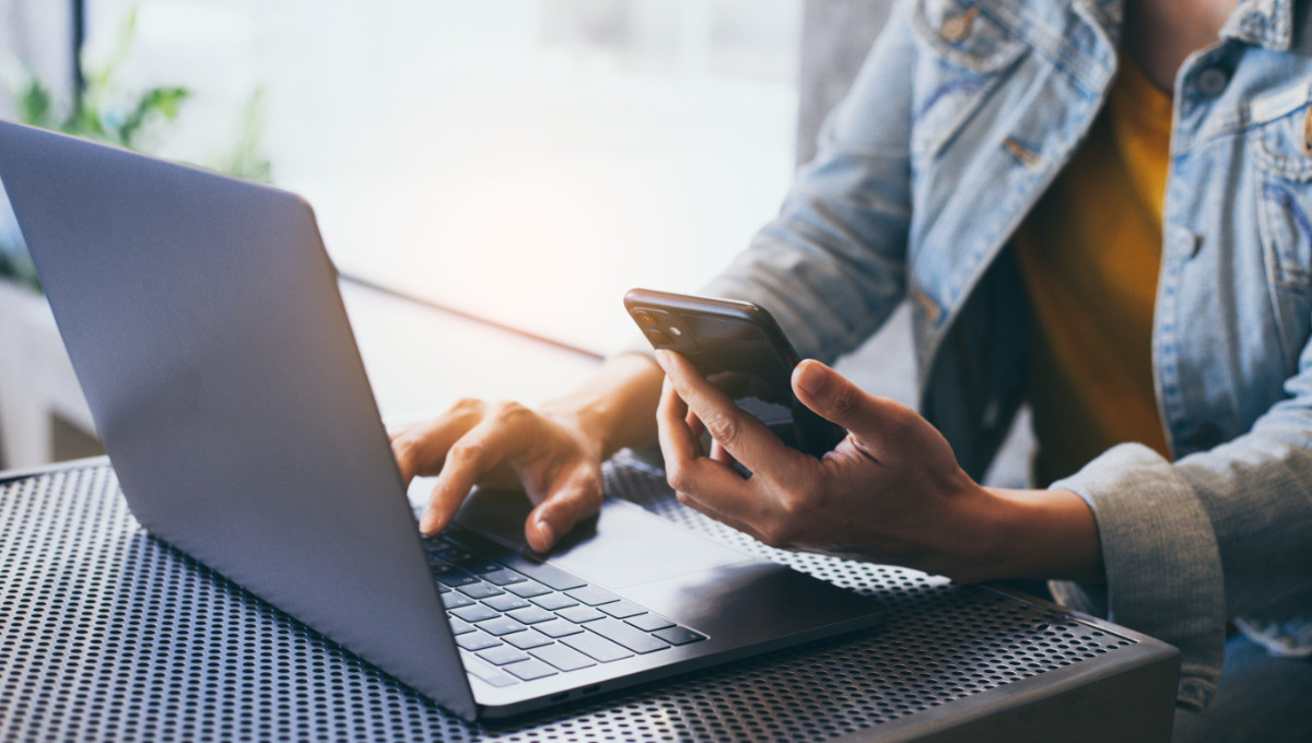 An editor using an SEO writing checklist on their laptop
